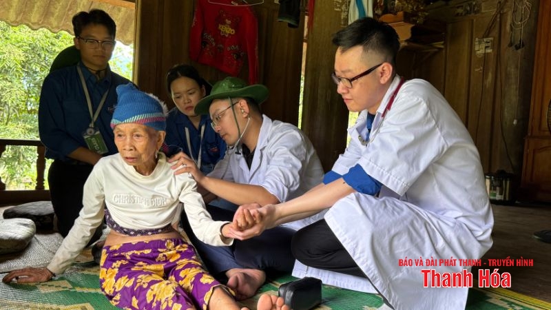 Áo trắng đến với vùng biên