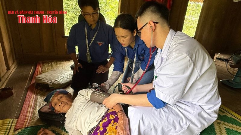 Áo trắng đến với vùng biên