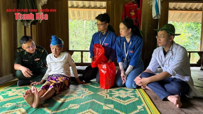 Áo trắng đến với vùng biên