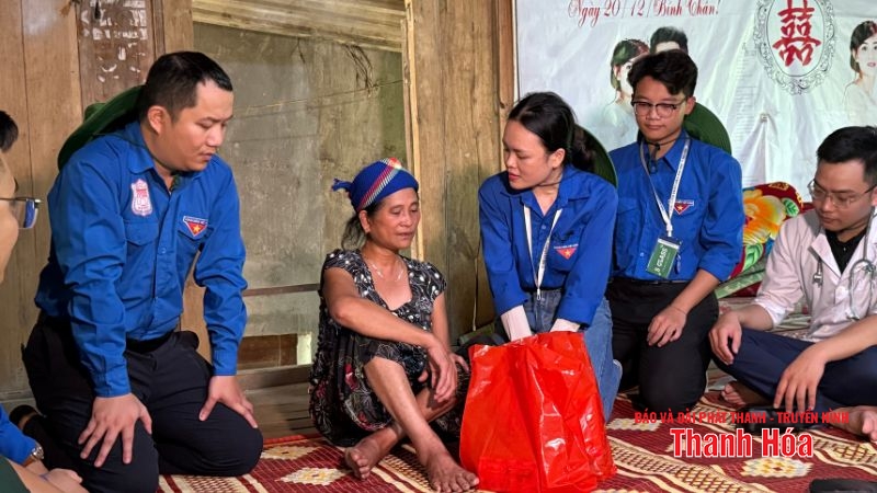 Áo trắng đến với vùng biên