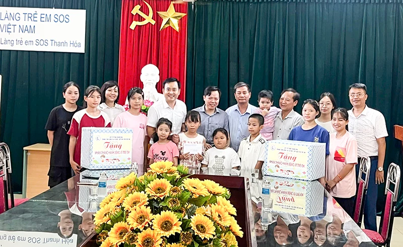 Hơn 1.600 lon sữa được trao cho trẻ link vào m88 mới nhất có hoàn cảnh đặc biệt