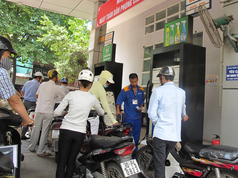 Liên tục đi lên, giá xăng RON95-III chiều nay cộng thêm gần 300 đồng mỗi lít