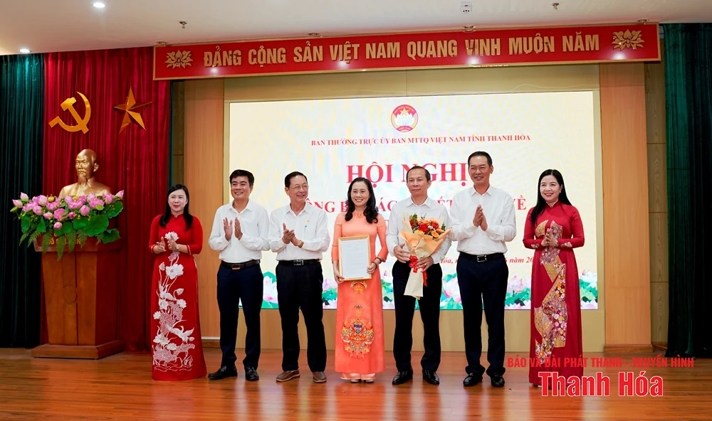 Công bố các quyết định về sắp xếp tổ chức bộ máy, cán bộ Cơ quan Ủy ban MTTQ tỉnh Thanh Hóa