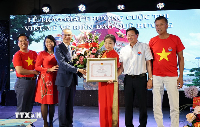 Trao giải cuộc thi viết và vẽ “Vì biển đảo quê hương” tại châu Âu