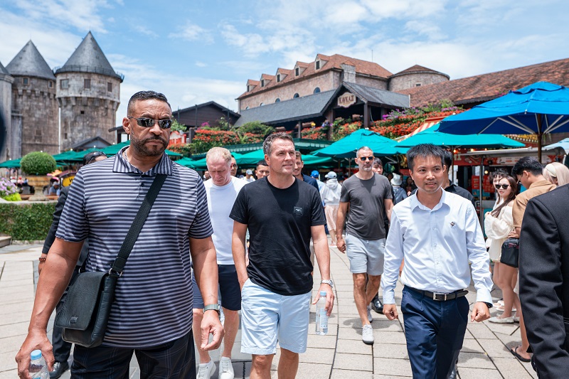 Ba huyền thoại bóng đá Michael Owen, Ryan Giggs, Paul Scholes trải nghiệm Ba Na Hills