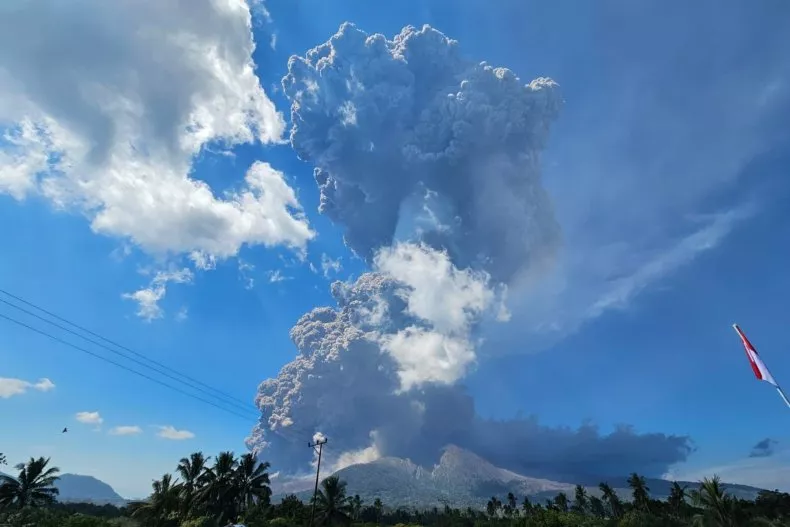 Núi lửa phun trào ở Indonesia tạo ra đám mây tro bụi cao 18km