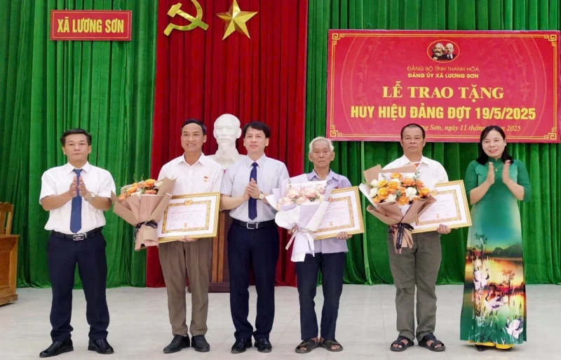 Đảng uỷ xã vùng cao Lương Sơn trao tặng Huy hiệu Đảng cho đảng viên