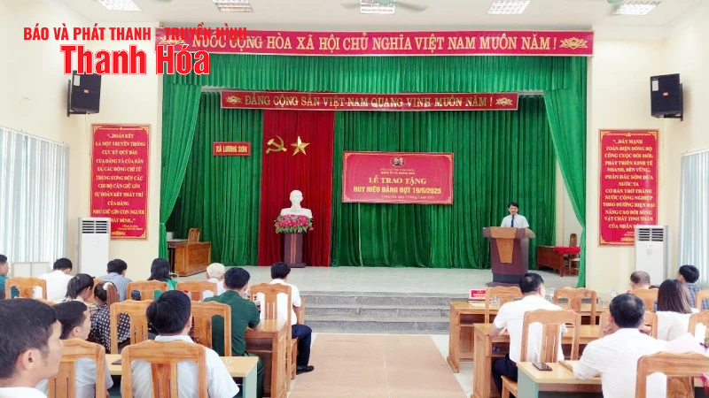 Đảng uỷ xã vùng cao Lương Sơn trao tặng Huy hiệu Đảng cho đảng viên
