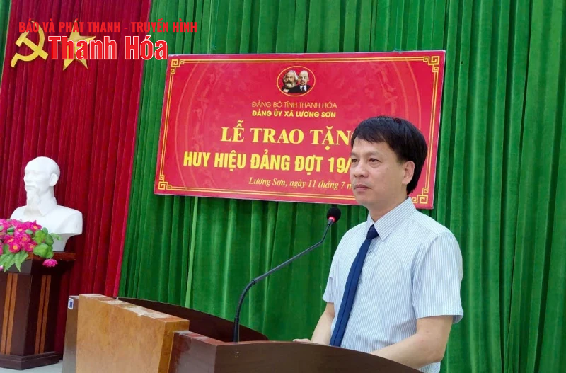 Đảng uỷ xã vùng cao Lương Sơn trao tặng Huy hiệu Đảng cho đảng viên