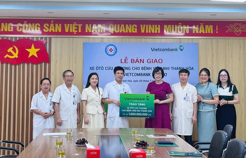 Vietcombank Thanh Hóa trao tặng xe cứu thương cho Bệnh viện Nhi Thanh Hóa