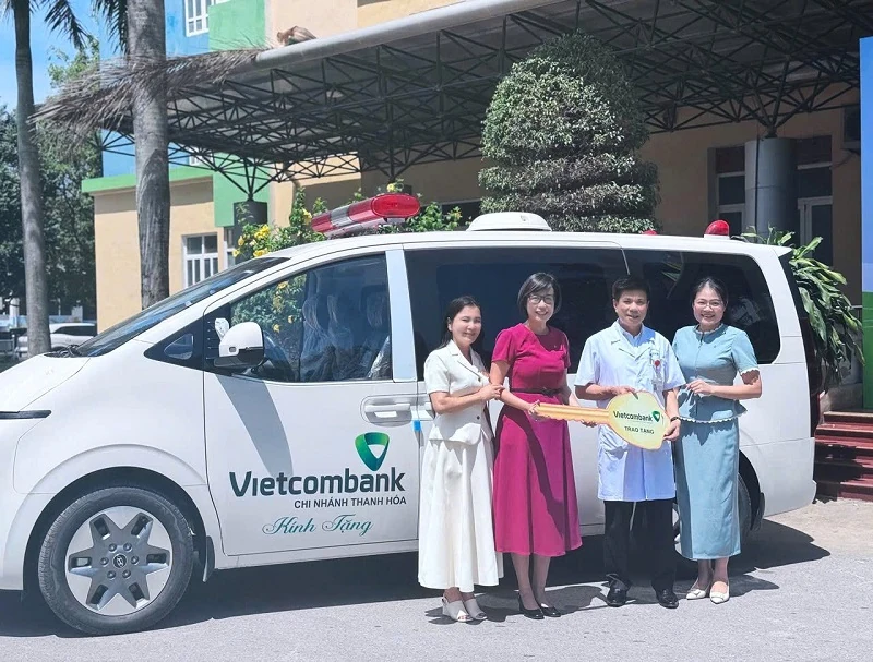 Vietcombank Thanh Hóa trao tặng xe cứu thương cho Bệnh viện Nhi Thanh Hóa