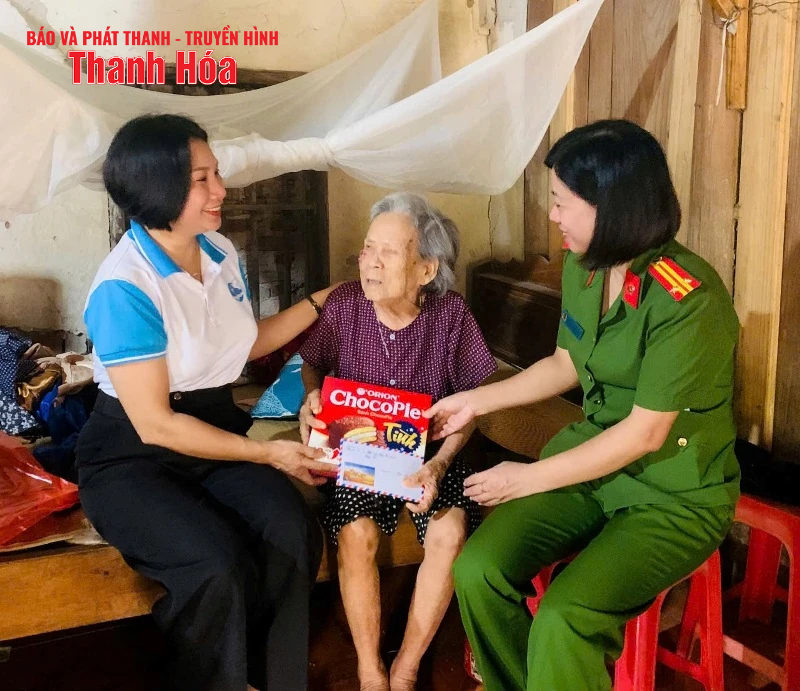 Thăm, tặng quà Mẹ Việt Nam Anh hùng, người có công đăng ký m88 cách mạng