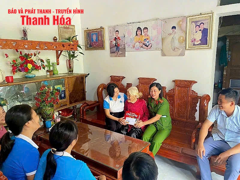 Thăm, tặng quà Mẹ Việt Nam Anh hùng, người có công đăng ký m88 cách mạng