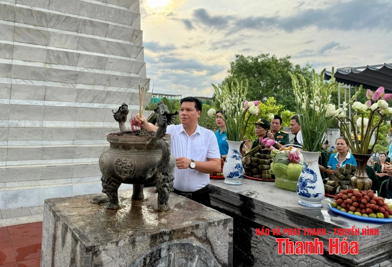 Dâng hương và ra quân dọn vệ sinh môi môi trường tại Nghĩa trang kèo nhà cái m88 sỹ Hàm Rồng