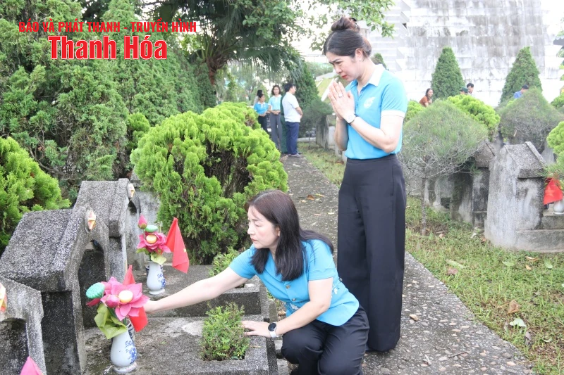 Dâng hương và ra quân dọn vệ sinh môi môi trường tại Nghĩa trang kèo nhà cái m88 sỹ Hàm Rồng