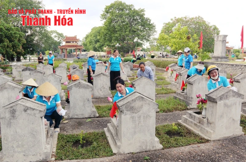 Dâng hương và ra quân dọn vệ sinh môi môi trường tại Nghĩa trang kèo nhà cái m88 sỹ Hàm Rồng