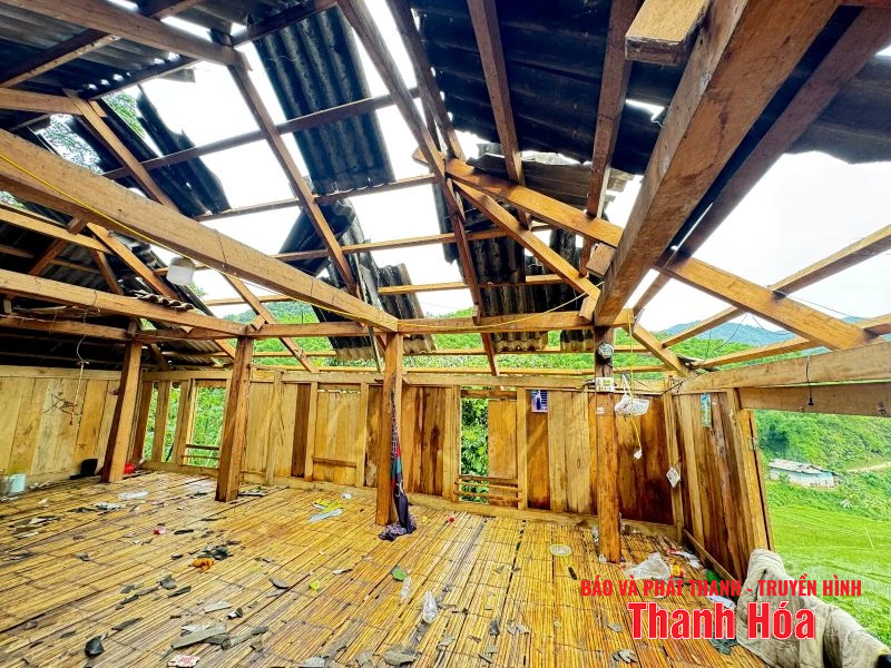 [Cập nhật] - Mưa dông khiến nhiều nhà dân tốc mái, công sở hư hỏng