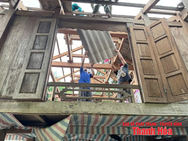 [Cập nhật] - Mưa dông khiến nhiều nhà dân tốc mái, công sở hư hỏng