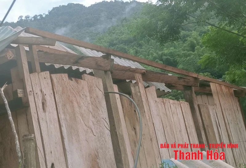 [Cập nhật] - Mưa dông khiến nhiều nhà dân tốc mái, công sở hư hỏng