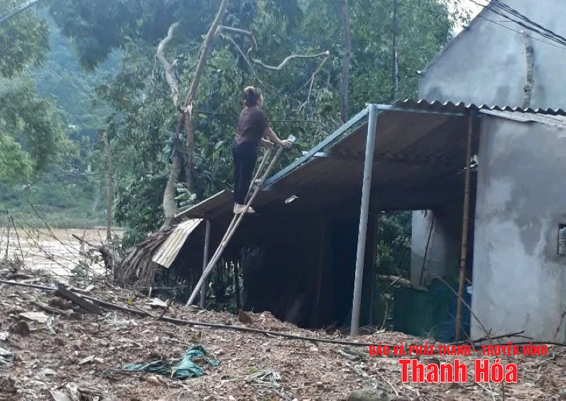 [Cập nhật] - Mưa dông khiến nhiều nhà dân tốc mái, công sở hư hỏng