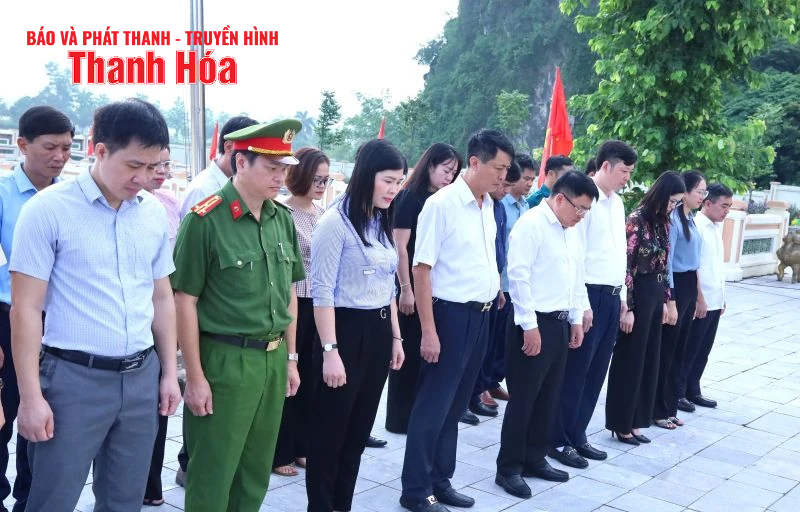 Trưởng Ban Quản lý KKT Nghi Sơn và các KCN thăm hỏi, tặng quà gia đình chính sách