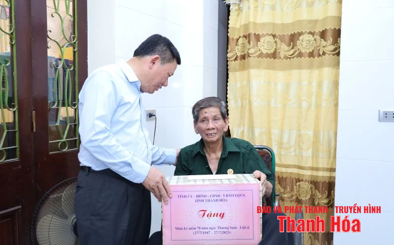 Phó Chủ tịch Thường trực UBND Nguyễn Văn Thi tặng quà gia đình chính sách và làm việc tại xã Thắng Lợi, Nông Cống