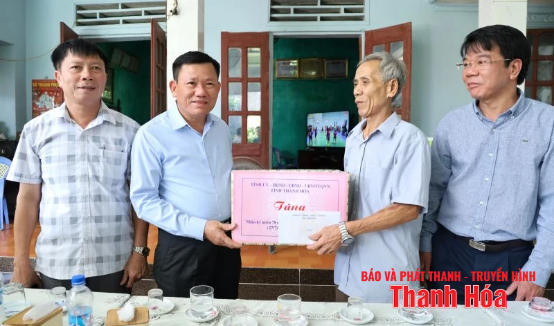 Phó Chủ tịch Thường trực UBND Nguyễn Văn Thi tặng quà gia đình chính sách và làm việc tại xã Thắng Lợi, Nông Cống