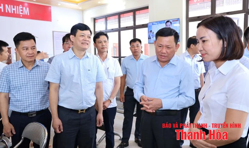Phó Chủ tịch Thường trực UBND Nguyễn Văn Thi tặng quà gia đình chính sách và làm việc tại xã Thắng Lợi, Nông Cống