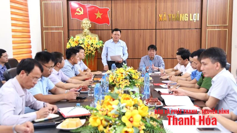 Phó Chủ tịch Thường trực UBND Nguyễn Văn Thi tặng quà gia đình chính sách và làm việc tại xã Thắng Lợi, Nông Cống