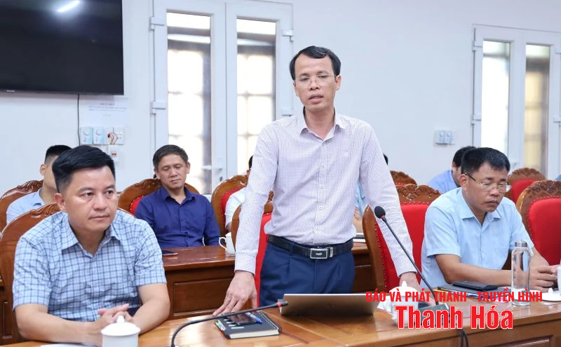 Phó Chủ tịch Thường trực UBND Nguyễn Văn Thi tặng quà gia đình chính sách và làm việc tại xã Thắng Lợi, Nông Cống