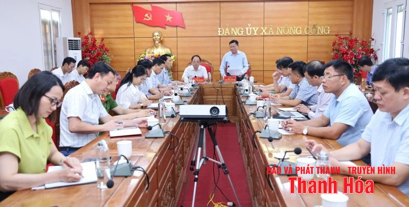 Phó Chủ tịch Thường trực UBND Nguyễn Văn Thi tặng quà gia đình chính sách và làm việc tại xã Thắng Lợi, Nông Cống