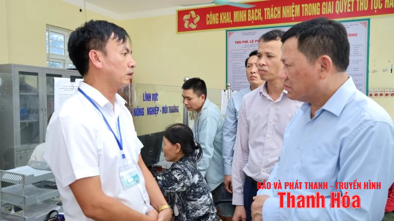 Phó Chủ tịch Thường trực UBND Nguyễn Văn Thi tặng quà gia đình chính sách và làm việc tại xã Thắng Lợi, Nông Cống