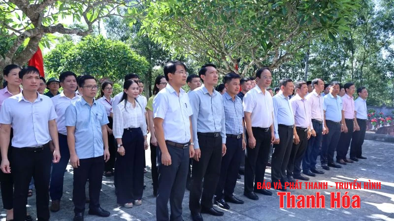 Phó Chủ tịch Thường trực UBND Nguyễn Văn Thi tặng quà gia đình chính sách và làm việc tại xã Thắng Lợi, Nông Cống