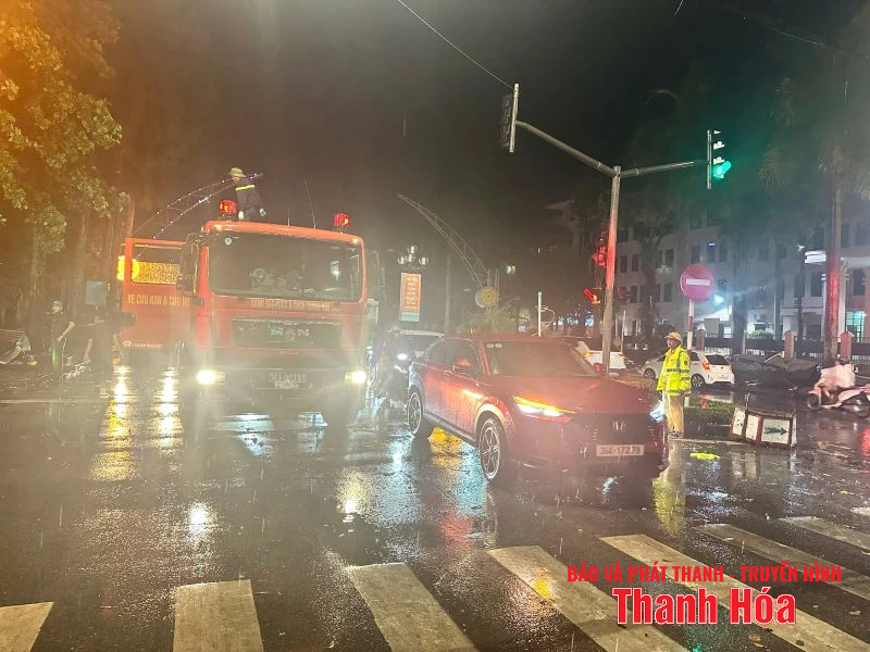 Ngã tư Đại lộ Lê Lợi lưu m m88 bình thường sau sự cố mái tôn đổ sập do mưa bão