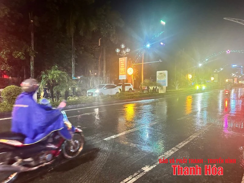 Ngã tư Đại lộ Lê Lợi lưu m m88 bình thường sau sự cố mái tôn đổ sập do mưa bão