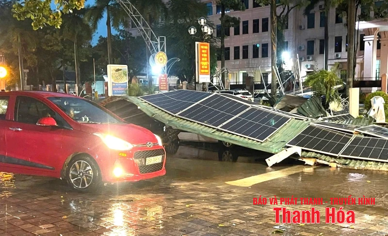 [Cập nhật] - Mưa dông khiến nhiều nhà dân tốc mái, công sở hư hỏng