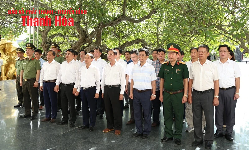 Phó Chủ tịch Thường trực HĐND tỉnh Lê Tiến Lam cùng đoàn đại biểu tỉnh Thanh Hóa viếng các anh hùng liệt sĩ tại tỉnh Điện Biên