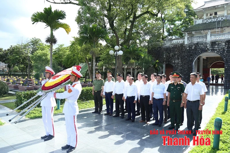 Phó Chủ tịch Thường trực HĐND tỉnh Lê Tiến Lam cùng đoàn đại biểu tỉnh Thanh Hóa viếng các anh hùng liệt sĩ tại tỉnh Điện Biên
