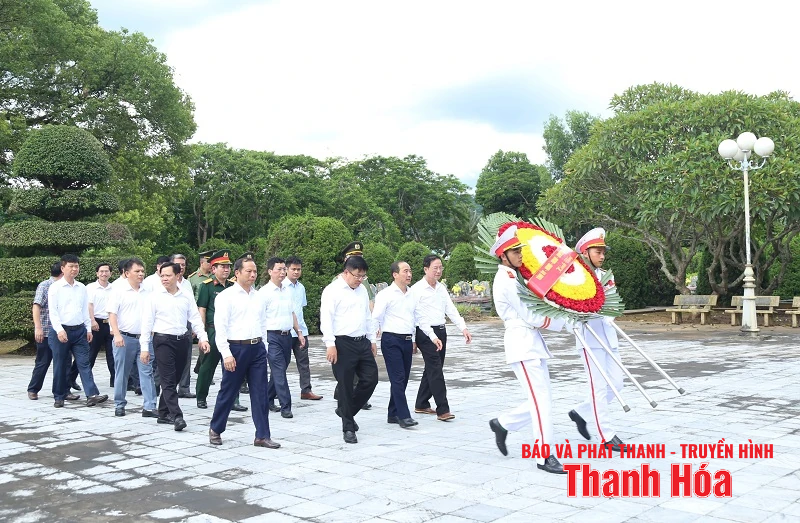 Phó Chủ tịch Thường trực HĐND tỉnh Lê Tiến Lam cùng đoàn đại biểu tỉnh Thanh Hóa viếng các anh hùng liệt sĩ tại tỉnh Điện Biên