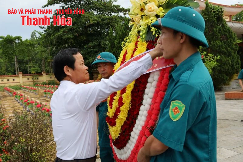 Phó Chủ tịch HĐND m m88 thăm hỏi tặng quà gia đình chính sách