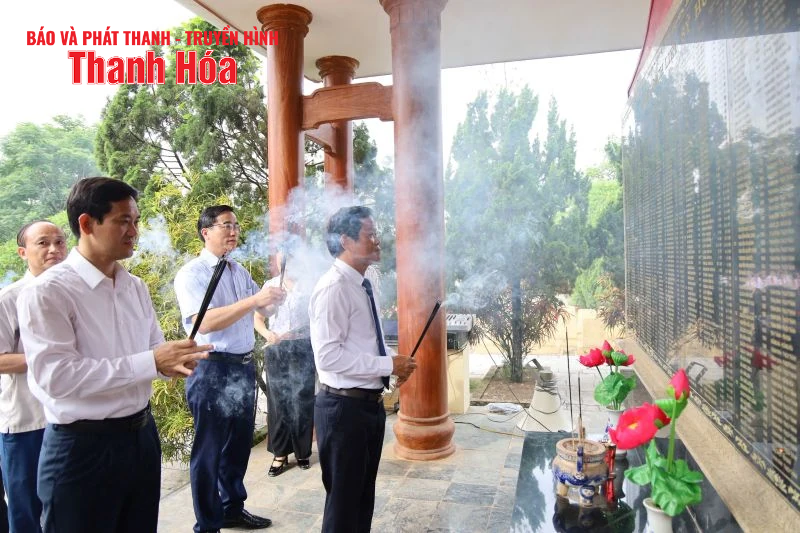 Phó Chủ tịch HĐND m m88 thăm hỏi tặng quà gia đình chính sách