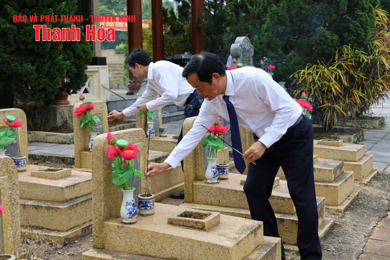 Phó Chủ tịch HĐND m m88 thăm hỏi tặng quà gia đình chính sách