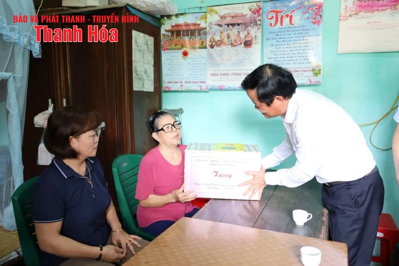 Phó Chủ tịch HĐND m m88 thăm hỏi tặng quà gia đình chính sách