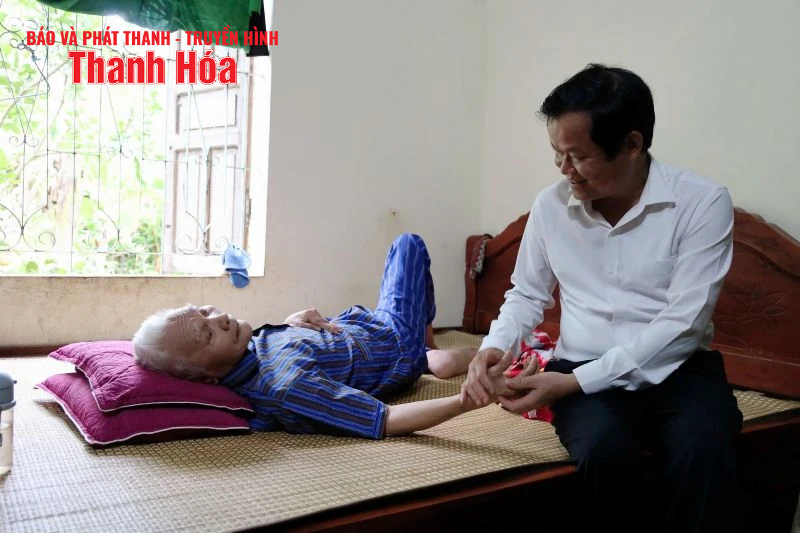Phó Chủ tịch HĐND m m88 thăm hỏi tặng quà gia đình chính sách
