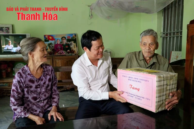 Phó Chủ tịch HĐND m m88 thăm hỏi tặng quà gia đình chính sách