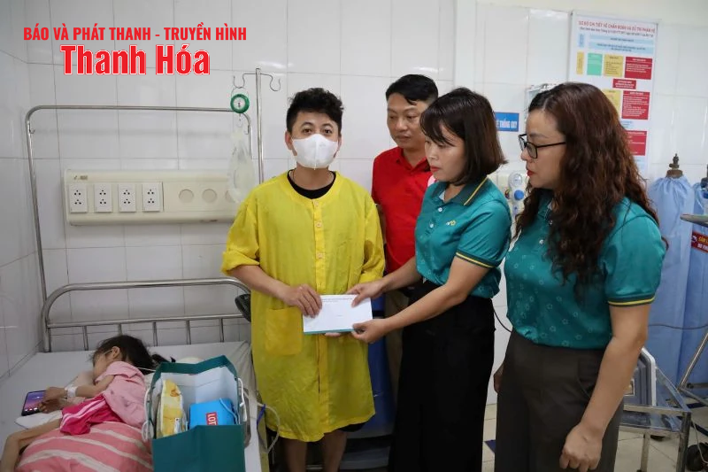 Trao quà cho trẻ em tại Bệnh viện Nhi Thanh Hóa