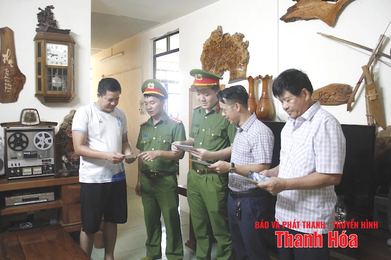 Tháo dỡ “chuồng cọp” tại khu chung cư Đông Phát