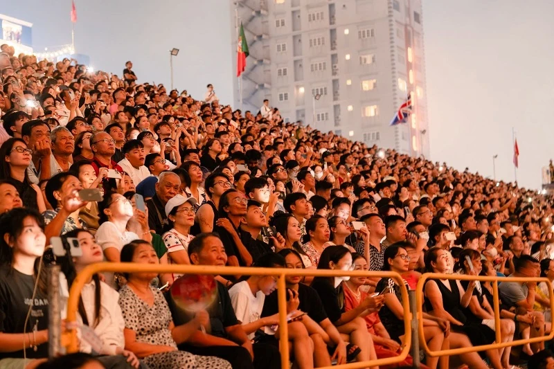 Đêm pháo hoa khép lại DIFF 2025: Nghệ thuật ánh sáng chở khát vọng hòa bình và phát triển
