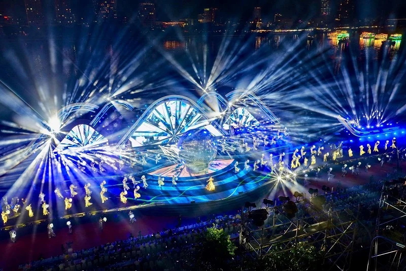 Đêm pháo hoa khép lại DIFF 2025: Nghệ thuật ánh sáng chở khát vọng hòa bình và phát triển