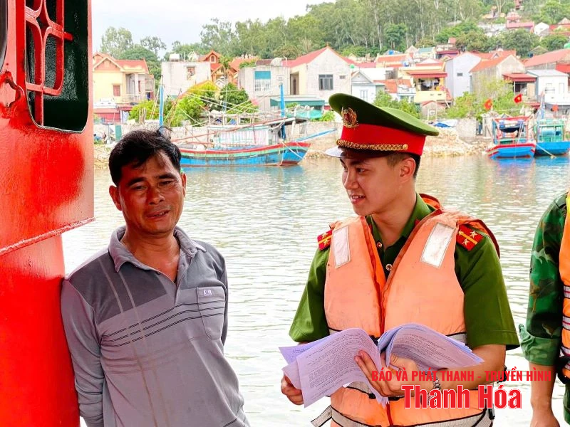 Đoàn viên thanh niên Công an tỉnh hỗ trợ ngư dân đưa tàu vào nơi tránh trú